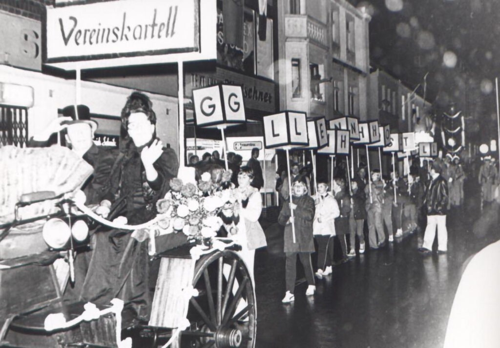 Im Bürgerbrief 1975 stand unter diesem Bild: Ein guter Gedanke der Glehn-Hosteler im abendlichen Fest- und Fackelzug durch Mechernich mit diesen leuchtenden Fackeln. Foto: H.G. Nickolay/pp/Agentur ProfiPress
