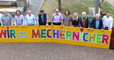 Viel Lust auf ein großes, fröhliches Stadtfest macht das knallbunte, vom Mechernicher Kurator Franz Kruse entworfene Kunstwerk, das die Musiker und Verantwortlichen nun vor dem Rathaus präsentierten. Foto: Kerstin Rottland/pp/Agentur ProfiPress