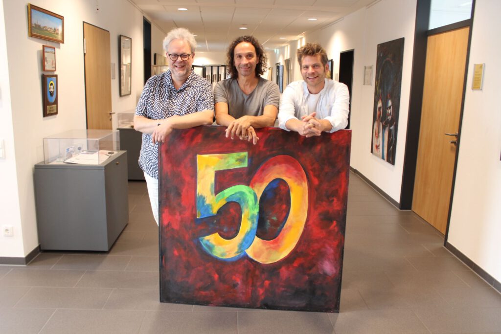 Ein Geburtstagsständchen für „ihre“ Stadt: Mit handgemachter Mitsing-Musik wollen Erik Arndt, begnadeter Kirchenmusiker des GdG St. Barbara Mechernich, Kölschrock-Legende Stephan Brings und der erfolgreiche Kinderliedermacher Uwe Reetz (v.l.) das Open-Air-Konzert eröffnen. Foto: Kerstin Rottland/pp/Agentur ProfiPress