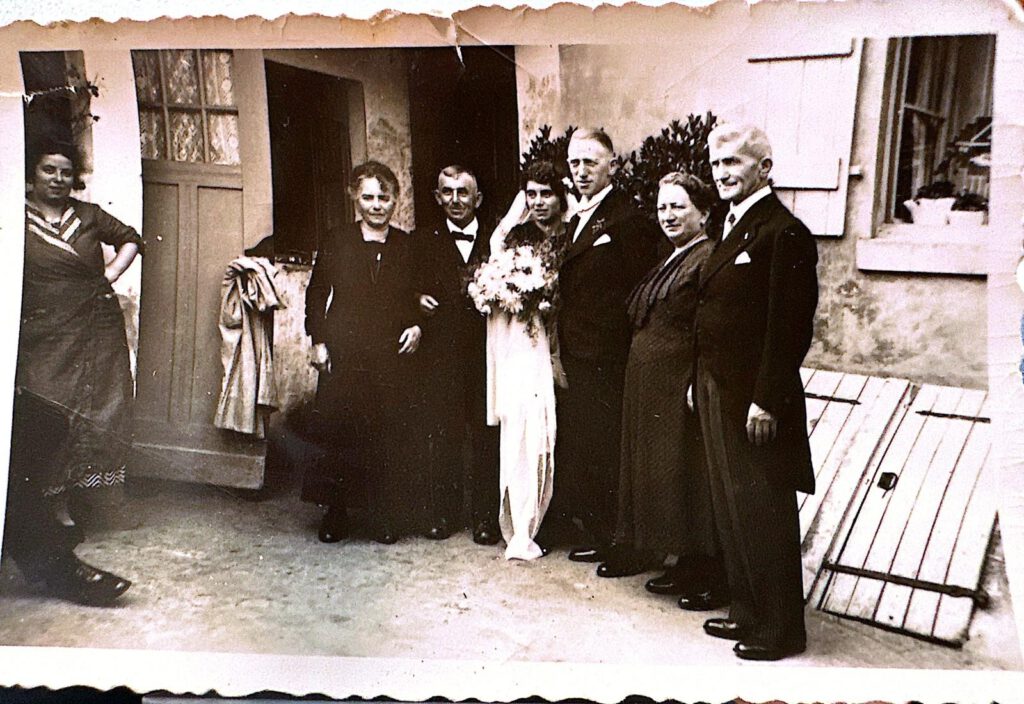 Jetty und Josef Zimmermann, jeweils mit ihren Eltern, bei der Hochzeit im Jahr 1930. Links: Schwester Else Zimmermann, verheiratete Kahn. Foto: Privat/pp/Agentur ProfiPress