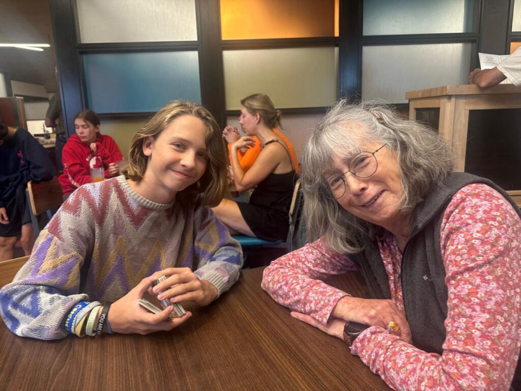 Die 75-Jährige Jacqueline Schwarz, genannt Jacky, beim Kartenspiel mit Enkelin Ellis, zuhause in Louisville, Colorado. Foto: Privat/pp/Agentur ProfiPress