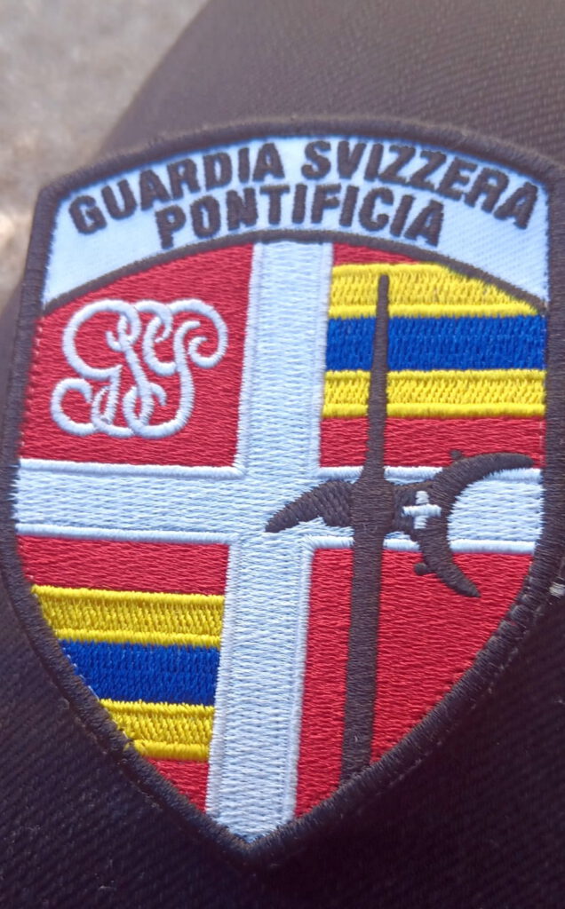 Wertvollstes Mitbringsel war neben der spirituellen Bereicherung ein Wappen-Aufnäher der Schweizergarde, den Pfarrer Erik Pühringer bei einem Gardisten in der Nähe des Campo Santo Teutonico eintauschte. Foto: Privat/pp/Agentur ProfiPress