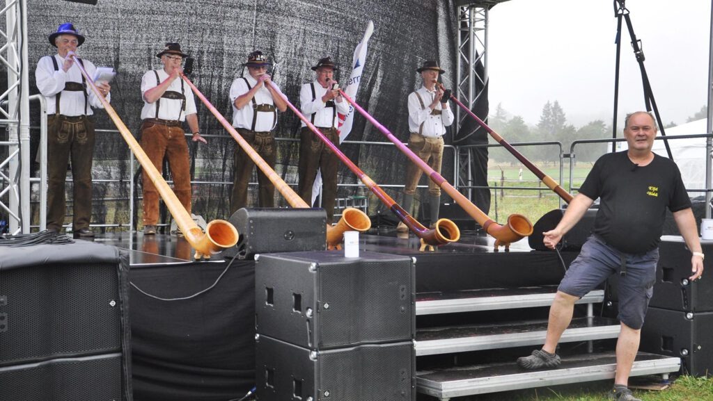 Die Alphornissen aus Blankenheimerdorf eröffneten das Benefiz-Fest von 80-Euro-Waldi (r.). Foto: Reiner Züll/pp/Agentur ProfiPress