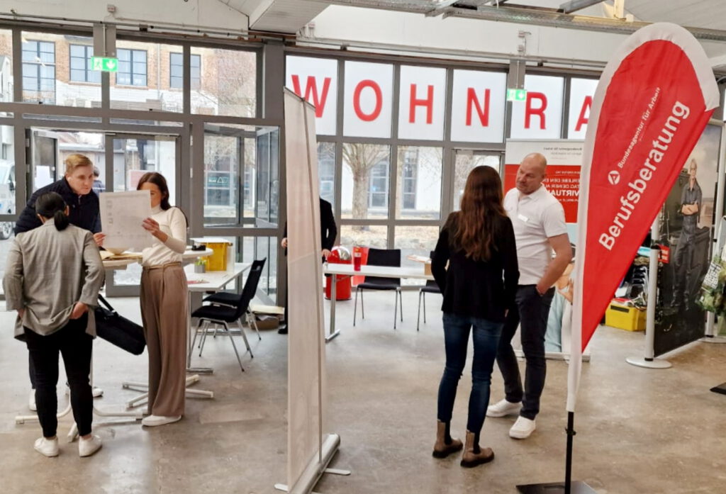Der etwas andere Bewerbungsverfahren: Bei der großen Arbeits- und Ausbildungsstellenbörse in der Euskirchener Tuchfabrik am 28. August kann man in direkten Gesprächen nach dem eigenen Traumjob suchen. Foto: Agentur für Arbeit/pp/Agentur ProfiPress