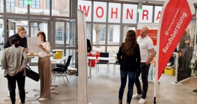 Der etwas andere Bewerbungsverfahren: Bei der großen Arbeits- und Ausbildungsstellenbörse in der Euskirchener Tuchfabrik am 28. August kann man in direkten Gesprächen nach dem eigenen Traumjob suchen. Foto: Agentur für Arbeit/pp/Agentur ProfiPress