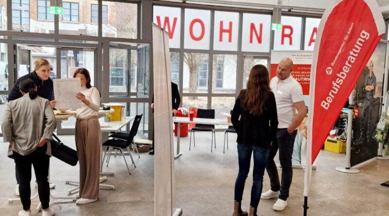 Der etwas andere Bewerbungsverfahren: Bei der großen Arbeits- und Ausbildungsstellenbörse in der Euskirchener Tuchfabrik am 28. August kann man in direkten Gesprächen nach dem eigenen Traumjob suchen. Foto: Agentur für Arbeit/pp/Agentur ProfiPress