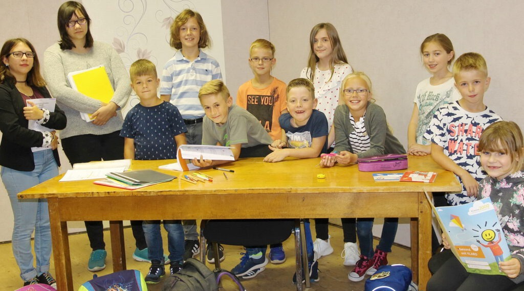 Diese Szene könnte aus einer Verfilmung von Herbert Röslers „Lümmel aus der ersten Bank“ stammen, wurde aber im Glehner Kindertheater aufgenommen. Foto: Archiv ProfiPress 