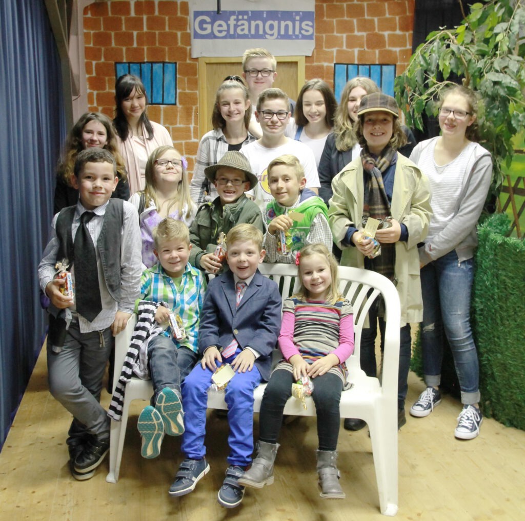 Diese Archivaufnahme zeigt das gesamte Ensemble des Glehner Kinder- und Jugendtheaters in früheren Jahren. Foto: Archiv ProfiPress  