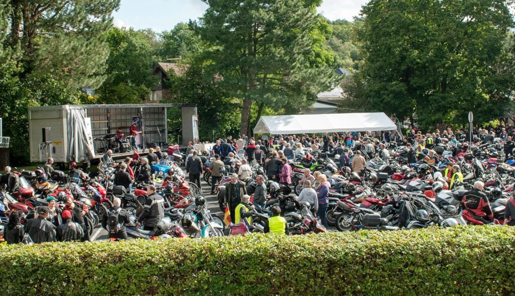 Unser Archivbild zeigt den Zulauf, der üblicherweise bei den Motorradgottesdiensten auf dem Breitenbendener Dorfplatz herrschte. 2025 geht es wegen Bauarbeiten am neuen Dorfgemeinschaftshaus auf gemeinsame Ausfahrt zum Gottesdienst in Höfen. Foto: pp/Agentur ProfiPress