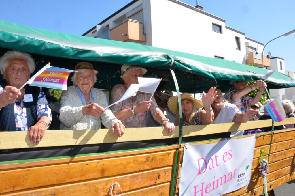 Von Anfang an gute Stimmung: Bereits beim Festumzug waren die Bewohnerinnen und Bewohner des Barbarhofes bester Laune – und die war ansteckend. Foto: Jakob Seibel/pp/Agentur ProfiPress