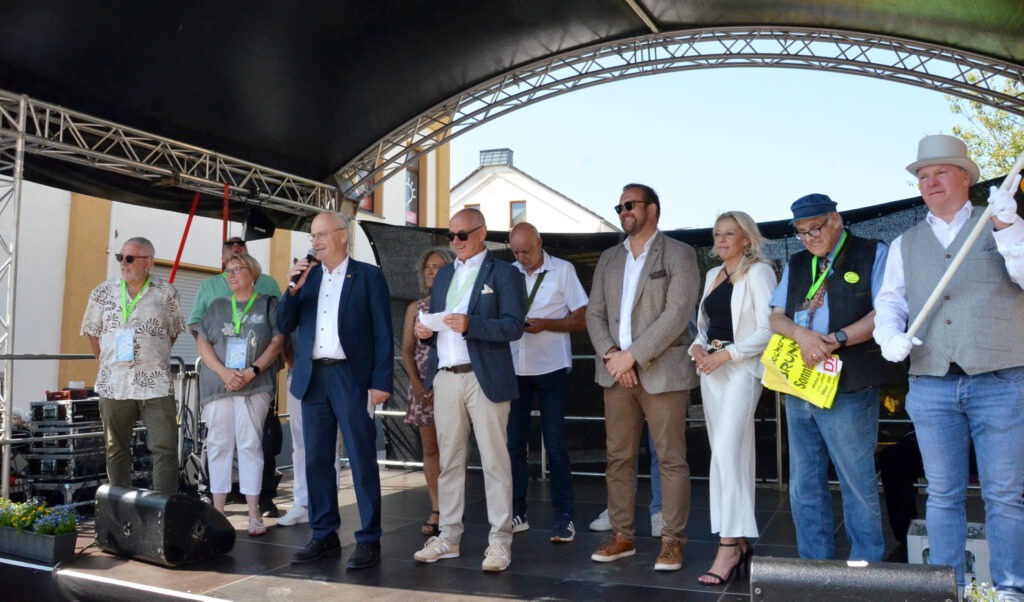 Das Orga-Team des Brunnenfestes und die Vertreter der Stadt Nyons begrüßten den Festzug bei Ankunft vorm Rathaus. Foto: Jakob Seibel/pp/Agentur ProfiPress