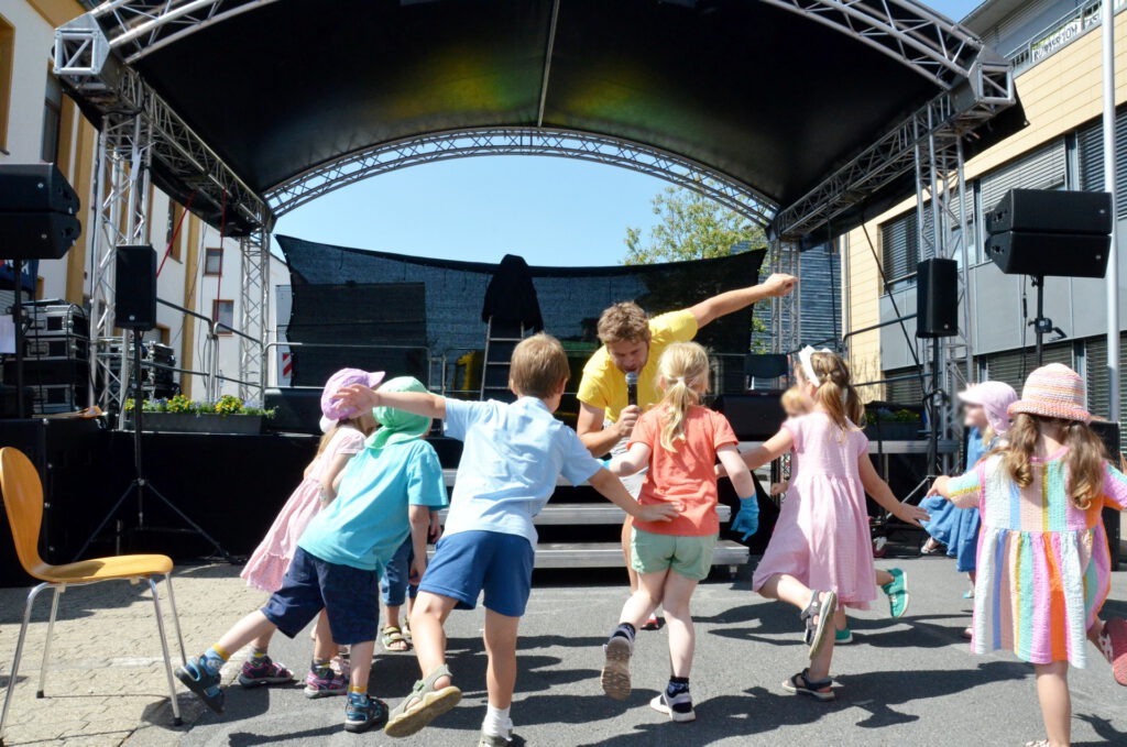Ein Star unter den Kindern: Uwe Reetz sorgte mit seiner Performance für ordentliche Tanzeinlagen – und das nicht nur bei Mechernichs jüngster Generation. Foto: Jakob Seibel/pp/Agentur ProfiPress