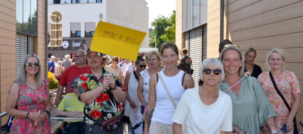 Auch der Communio in Christo e.V. lief mit und versprühte Freude an die am Wegesrand versammelten Zuschauerinnen und Zuschauer. Foto: Jakob Seibel/pp/Agentur ProfiPress
