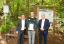 2023 erhielt David Rosenbaum (m.) von Landrat Markus Ramers (l.) und Bürgermeister Dr. Hans-Peter Schick die Auszeichnung „Ehrenamt des Monats“. Jetzt berichtet er im Nordeifel-Podcast über sein Hobby als Wegewart. Foto: Grüger/pp/Agentur ProfiPress