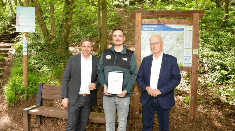 2023 erhielt David Rosenbaum (m.) von Landrat Markus Ramers (l.) und Bürgermeister Dr. Hans-Peter Schick die Auszeichnung „Ehrenamt des Monats“. Jetzt berichtet er im Nordeifel-Podcast über sein Hobby als Wegewart. Foto: Grüger/pp/Agentur ProfiPress