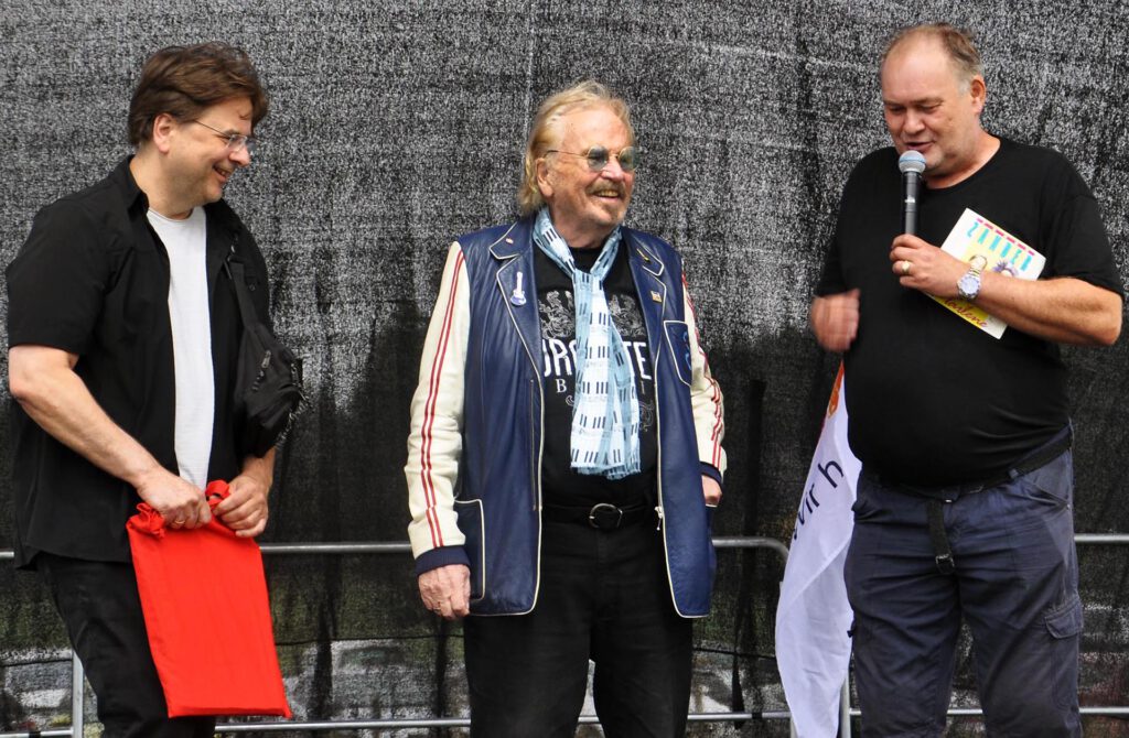 Drei Freunde, die sich für Menschen einsetzen, die nicht auf der Sonnenseite des Lebens stehen: Walter „Waldi" Lehnertz, Frank Zander und dessen Sohn Marcus, der Vorstandsvorsitzender der vor einem Jahr gegründeten Frank-Zander-Stiftung ist, die sich für die Integration von Menschen mit Handicap einsetzt. Foto: Reiner Züll/pp/Agentur ProfiPress