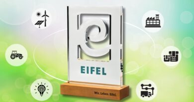 Seit über zehn Jahren zeichnet der „EIFEL-Award“ Unternehmen und partnerschaftliche Verbünde in der Region aus: Die diesjährige Frist läuft noch bis 15. August. Bewerbung und weitere Infos unter wirtschaft.eifel.info/eifel-award-2025. Grafik: Eifel Tourismus GmbH/pp/Agentur ProfiPress