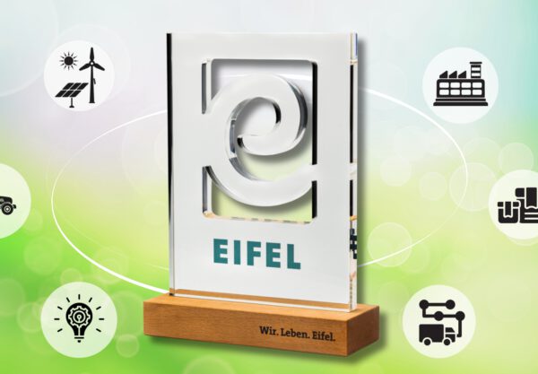 Seit über zehn Jahren zeichnet der „EIFEL-Award“ Unternehmen und partnerschaftliche Verbünde in der Region aus: Die diesjährige Frist läuft noch bis 15. August. Bewerbung und weitere Infos unter wirtschaft.eifel.info/eifel-award-2025. Grafik: Eifel Tourismus GmbH/pp/Agentur ProfiPress
