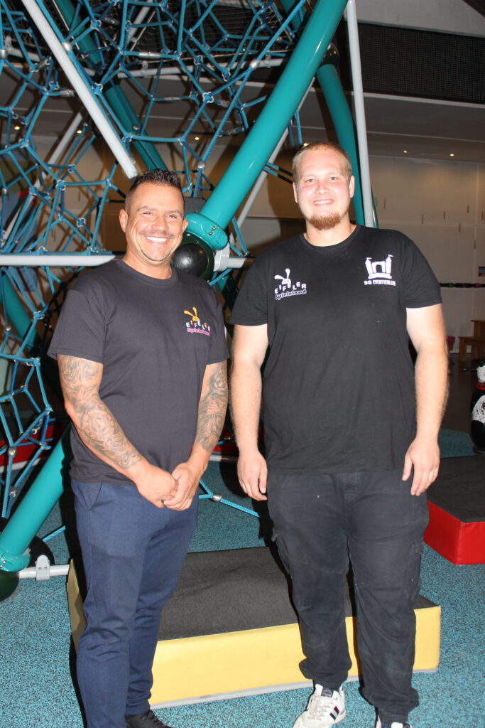 „An die Werkzeuge, fertig, los!“ Giuseppe Sciarotta und seine Mitarbeiter Johni Vernikov haben mit dem Umbau der Event-Fläche begonnen. Es gibt viel zu tun: Nur der Kletter- und Rutschenturm darf drinbleiben. Foto: Kerstin Rottland/pp/Agentur ProfiPress