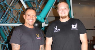 „An die Werkzeuge, fertig, los!“ Giuseppe Sciarotta und seine Mitarbeiter Johni Vernikov haben mit dem Umbau der Event-Fläche begonnen. Es gibt viel zu tun: Nur der Kletter- und Rutschenturm darf drinbleiben. Foto: Kerstin Rottland/pp/Agentur ProfiPress