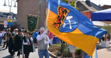 Im Rahmen des Mechernicher Stadt- Brunnenfestes anlässlich der 50- jährigen Stadtwerdung zogen rund 600 Mechernicher aus 40 Vereinen vom Grundschulparkplatz durch die Innenstadt bis zur Bühne vorm Rathaus. Foto: Jakob Seibel/pp/Agentur ProfiPress