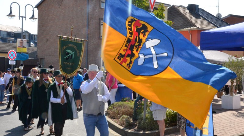Im Rahmen des Mechernicher Stadt- Brunnenfestes anlässlich der 50- jährigen Stadtwerdung zogen rund 600 Mechernicher aus 40 Vereinen vom Grundschulparkplatz durch die Innenstadt bis zur Bühne vorm Rathaus. Foto: Jakob Seibel/pp/Agentur ProfiPress