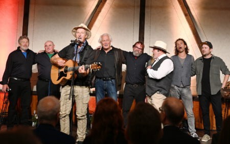 Am Ende standen alle Akteure auf der Bühne und das Publikum davor wie ein Mann, als die Regionalhymne „Eefel“ der Rockband „Wibbelstetz“ erklang… Foto: Barbara Hochgürtel/pp/Agentur ProfiPress