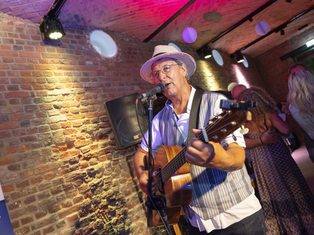 Troubadour Günter Hochgürtel sorgte mit seinen Chansons und seiner Musik für die passende musikalische Untermalung eines fantastischen Abends. Foto: Ronald Larmann/pp/Agentur ProfiPress