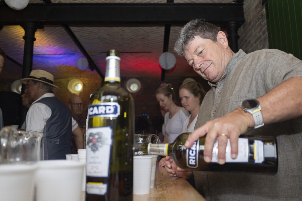 Die Gäste aus Nyons hatten Pastis als Geschenk mit nach Kommern gebracht. Das provenzalische Getränk und die stimmungsvollen Lieder brachten ein Stück Südfrankreich in die Eifel. Foto: Ronald Larmann/pp/Agentur ProfiPress