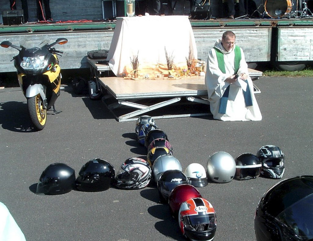 Hardy Hawinkels, der frühere Jugendseelsorger der Aachener Bistumsregion Eifel, selbst ein bekennender Biker, hat Motorradhelme zu einem Kreuz zusammengelegt. Archivbild: pp/Agentur ProfiPress