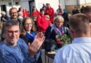Diese Aufnahme entstand bei einem früheren Fest auf dem Schulhof der Alten Schule „Im Sande“. Erster Beigeordneter Thomas Hambach und Prinzenradisten, im Hintergrund links ist auch Bürgermeister Dr. Hans-Peter Schick zu sehen. Foto: Manfred Lang/pp/Agentur ProfiPress
