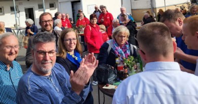 Diese Aufnahme entstand bei einem früheren Fest auf dem Schulhof der Alten Schule „Im Sande“. Erster Beigeordneter Thomas Hambach und Prinzenradisten, im Hintergrund links ist auch Bürgermeister Dr. Hans-Peter Schick zu sehen. Foto: Manfred Lang/pp/Agentur ProfiPress