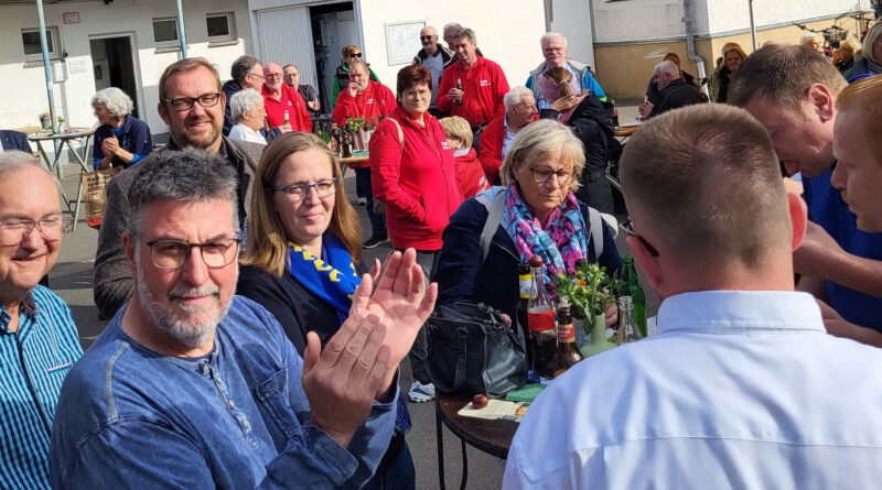 Diese Aufnahme entstand bei einem früheren Fest auf dem Schulhof der Alten Schule „Im Sande“. Erster Beigeordneter Thomas Hambach und Prinzenradisten, im Hintergrund links ist auch Bürgermeister Dr. Hans-Peter Schick zu sehen. Foto: Manfred Lang/pp/Agentur ProfiPress