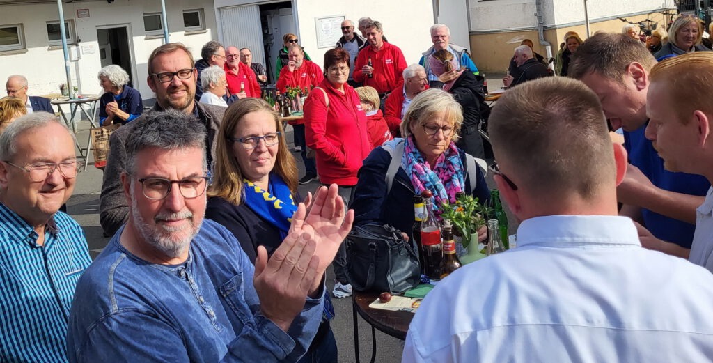 Diese Aufnahme entstand bei einem früheren Fest auf dem Schulhof der Alten Schule „Im Sande“. Erster Beigeordneter Thomas Hambach und Prinzenradisten, im Hintergrund links ist auch Bürgermeister Dr. Hans-Peter Schick zu sehen. Foto: Manfred Lang/pp/Agentur ProfiPress