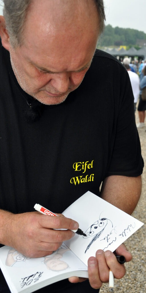 Waldi zeichnete vielen Fans ein lustiges Motiv auf die erste Buchseite. Foto: Reiner Züll/pp/Agentur ProfiPress