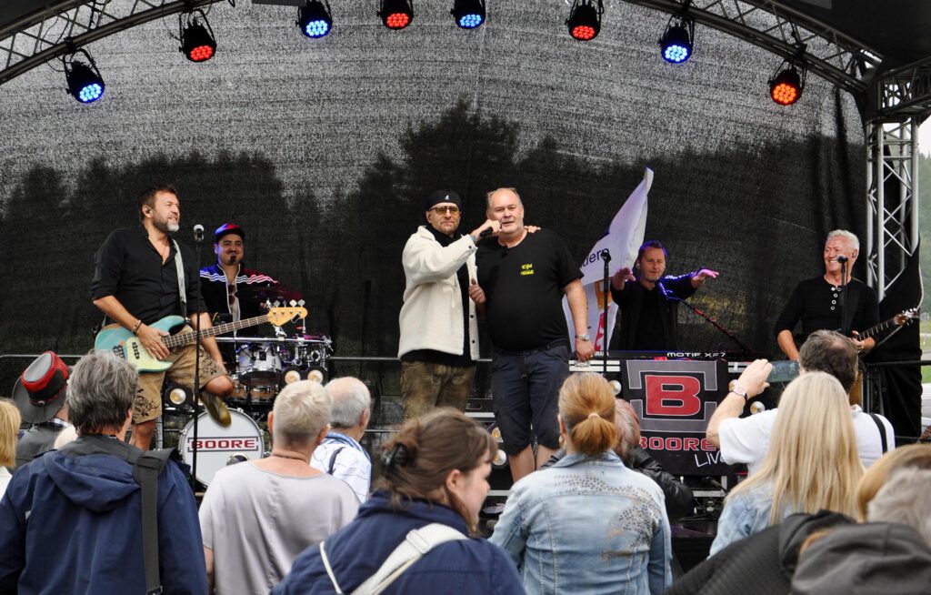 Mit der Kölner Band "De Boore" sang Walter Lehnertz den Benefiz-Song "Hand op et Hätz". Foto: Reiner Züll/pp/Agentur ProfiPress