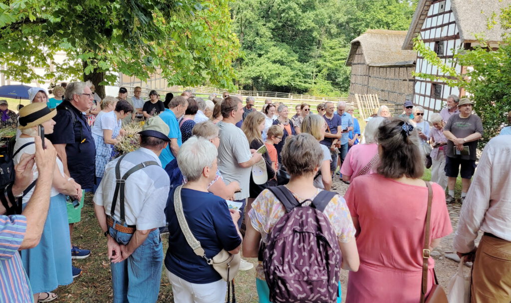 Auch dieses Jahr war die Gottesdienstgemeinde groß, die sich vor dem ursprünglich aus Mechernich-Schützendorf stammenden St.-Michaels-Kapellchen versammelte, um der Kräutersegnung beizuwohnen. Foto: Sabine Roggendorf/pp/Agentur ProfiPress