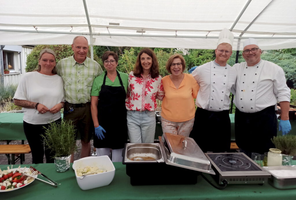 Zum Grillfest der Communio versammelten sich rund 110 Personen zum gemütlichen Beisammensitzen. Bewohnerinnen und Bewohner, Gäste und Mitarbeitende ließen es sich bei großer kulinarischer Auswahl gut gehen. Foto: CIC/pp/Agentur ProfiPress