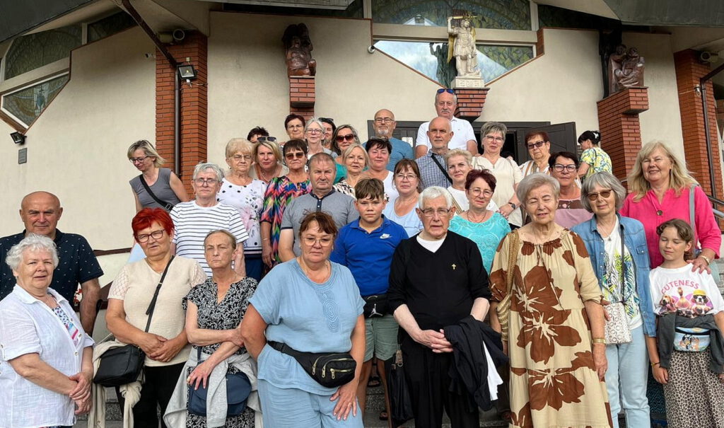 Eine Wallfahrt zum Heiligtum von Jasna Gora in Tschenstochau unternahm die Communio in Christo in Mechernichs Partnerstadt Skarszewy Ende Juli. Die Vorsitzende Teresa Swieca ist ganz rechts zu sehen, in der Mitte Communio-Priester Prälat Dr. Jozef Zielonka, der seinerzeit über Mutter Marie Therese promoviert hat. Foto: Privat/pp/Agentur ProfiPress
