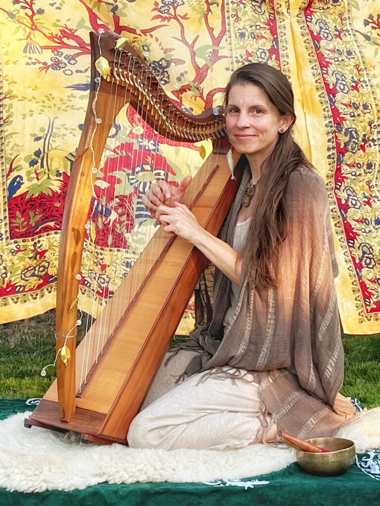 „Sternenguide“ Rainer Kuhl führt am 5. und 6. September in die Himmelsobjekte des Abends ein, die Yoga- und Klangtherapeutin Melanie Bloch spielt Harfe dazu. Foto: Privat/pp/Agentur ProfiPress
