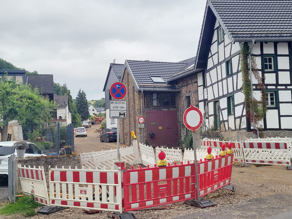 Technisch besonders aufwendig ist der Ersatz des Gewässerdurchlasses am Hauserbach in Eiserfey. Die geringe Überdeckung und die notwendige Wasserführung machen diesen Teil der Baustelle besonders zeitintensiv. Foto: Manfred Lang/pp/Agentur ProfiPress