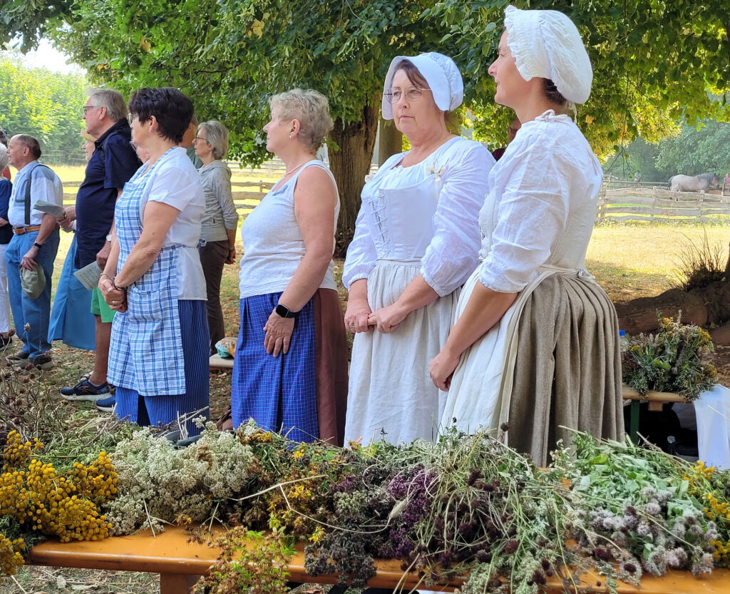 Monika Blaeser, Anita Wolfgarten, Petra Spürkel und Jenny Zimmermann, die Hauswirtschafterinnen des LVR-Freilichtmuseums Kommern hatten neun verschiedene Heilkräuter und Nutzpflanzen gesammelt, die sie am Festtag Maria Himmelfahrt nach einer Segensfeier zu Krautwischen banden und an die Museumsbesucher verschenkten. Foto: Sabine Roggendorf/pp/Agentur ProfiPress