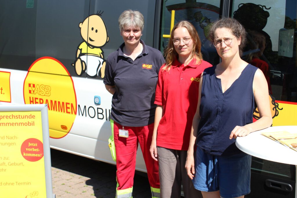 Das Team des ASB-Hebammenmobils: Rettungssanitäterin Sandra Laudick, Vernetzungskraft Carina Heinen und Hebamme Susanne Teuerle. (v.l.) Foto: Kerstin Rottland/pp/Agentur ProfiPress