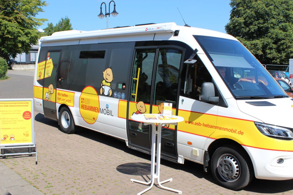 Mitten auf dem Mechernicher Marktplatz parkt der bunt beklebte Bus jeden Dienstag von zehn bis 13 Uhr. Schwanger oder nicht: Fragen stellen ist hier ausdrücklich erwünscht! Foto: Kerstin Rottland/pp/Agentur ProfiPress