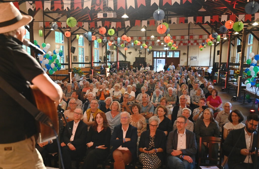 Troubadour, Rockbandleader und Eifel-Gängster Günter Hochgürtel, zusammen mit Landrat Markus Ramers, Erfinder des Mundartfestivals „Mir kalle Platt“, begeisterte das Publikum am Donnerstagabend zum Auftakt des Aufführungsmarathons. Foto: Manfred Lang/pp/Agentur ProfiPress