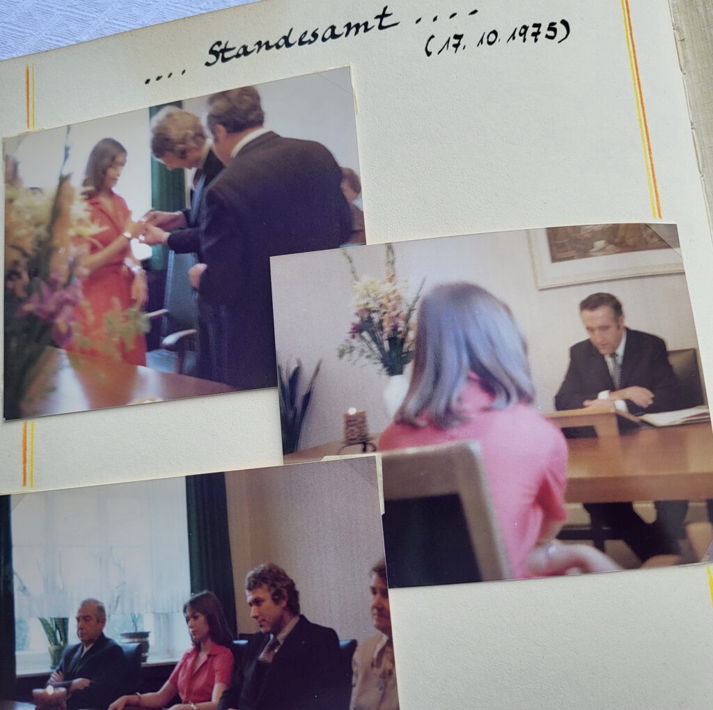 Ein Blick ins Hochzeitsalbum: Der frischgebackene Stadtdirektor Helmut Rosen (bis dahin „nur“ Gemeindedirektor) traute am 17. Oktober 1975 Monika und Willi Hamacher im Trauzimmer des Mechernicher Rathauses. Repro: Manfred Lang/pp/Agentur ProfiPress