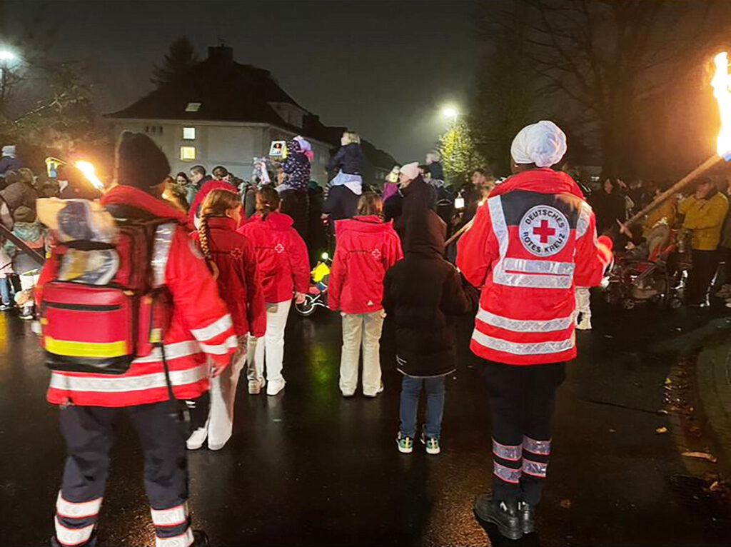 Ob bei der Mechernicher Kirmes, bei „Rock am Rathaus“ oder, wie hier, beim Martinszug, sammelt die Angehörigen des Jugendrotkreuzes wertvolle Einsatzerfahrung in der Sanitätsbetreuung. Foto: Sascha Suijkerland/DRK/pp/Agentur ProfiPress