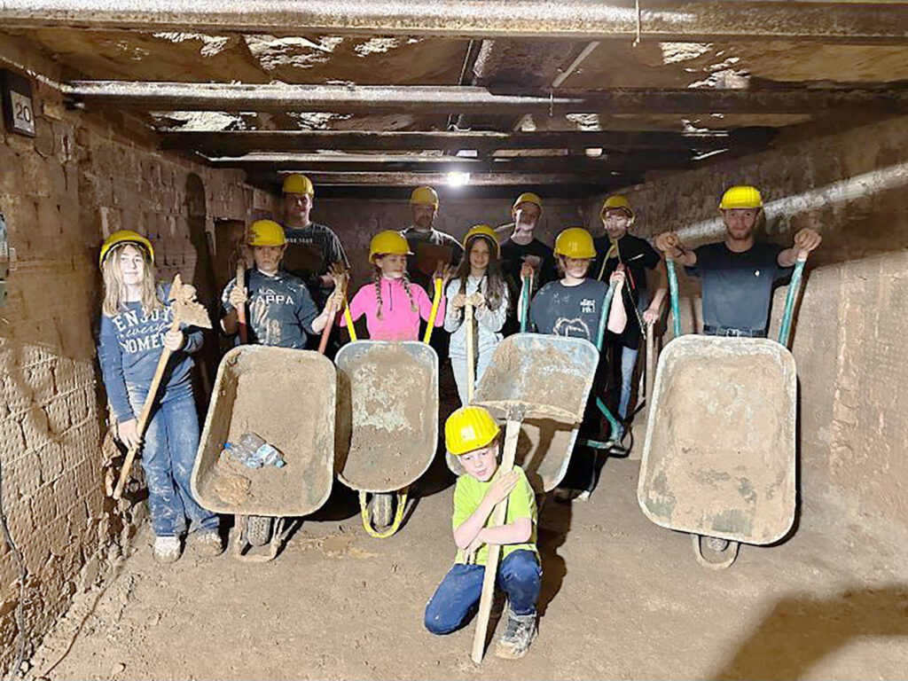 Jugendrotkreuzler übernehmen auch über ihren Dienst in Einsatzkleidung gesellschaftliche Verantwortung, hier beim Arbeitseinsatz unter Tage im Mechernicher Besucherbergwerk. Foto: Sascha Suijkerland/DRK/pp/Agentur ProfiPress