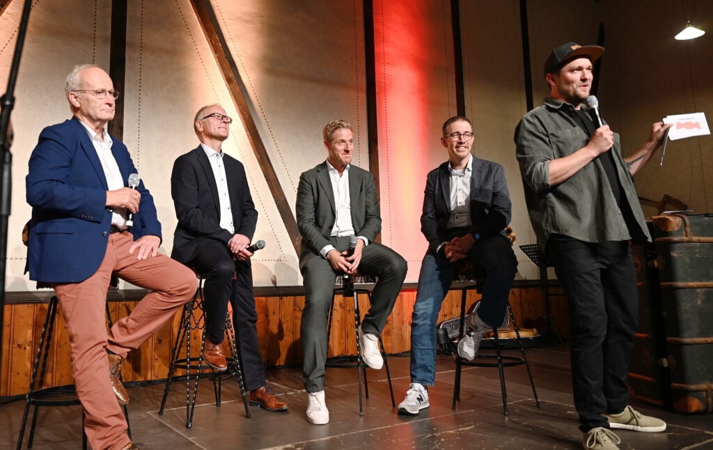 Konsequent auf Platt beantwortete Mechernichs Bürgermeister Dr. Hans-Peter Schick (l.) die Fragen des Moderators Julius Esser (r.). Auch Talkrundenkollege Klaus Reiferscheid (2.v.r.) aus Freilingen, Prokurist des Haupt-Mundart-Sponsors VR-Bank Nordeifel, ließ das Idiom seiner Heimat durchschimmern und betonte das diesbezügliche Engagement seiner Genossenschaft. Für Landrat Markus Ramers (m.) und Museumsleiter Dr. Carsten Vorwig (2.v.l.) überwogen „Jeföhl unn Heimat“. Foto: Manfred Lang/pp/Agentur ProfiPress