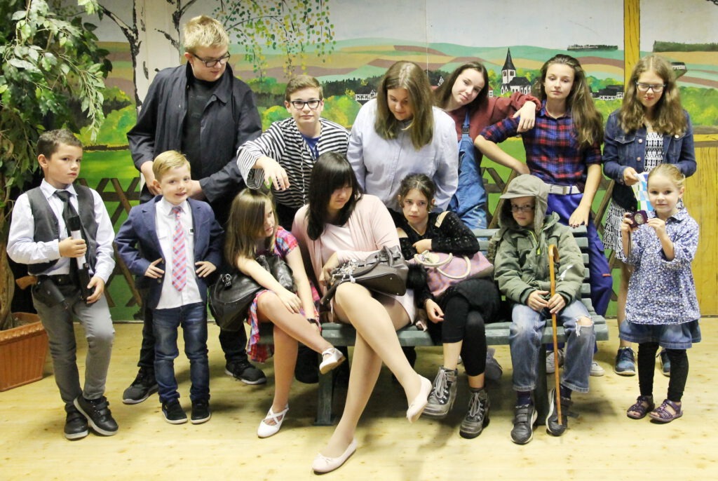 Seit vielen Jahren schon betreten in Glehn nicht nur erwachsene Mimen, sondern auch Kinder die Bretter, die die Theaterwelt bedeuten. Diese jugendlichen Schauspieler haben heute alle das Erwachsenenalter erreicht. Foto: Archiv ProfiPress